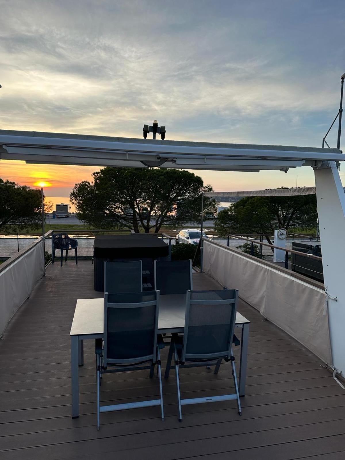 Počitniška hiša Floating House Sunset Joy *